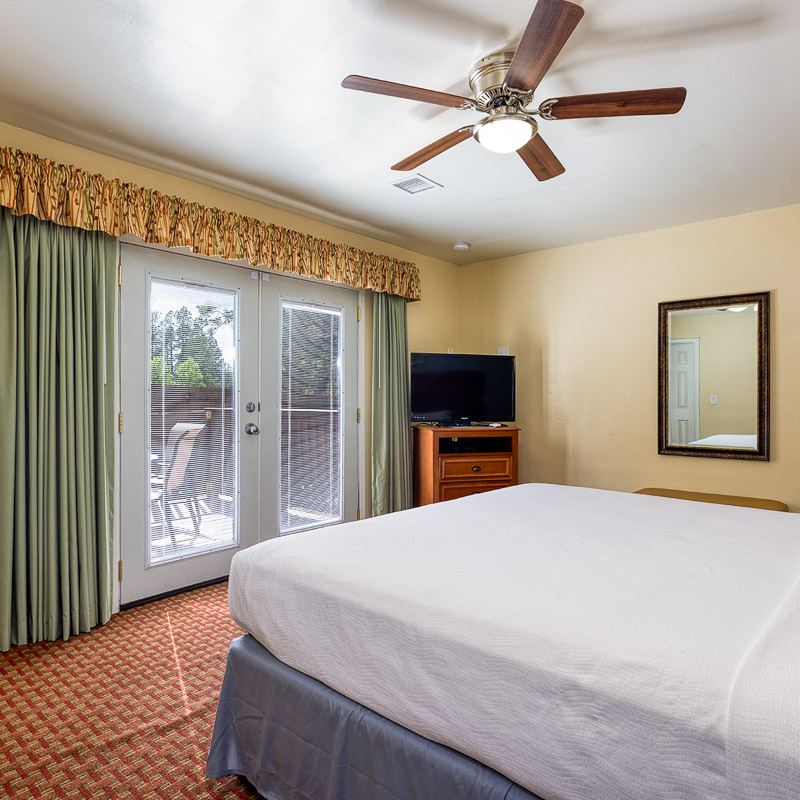 RR_new_unit-21 Roundhouse Resort bedroom